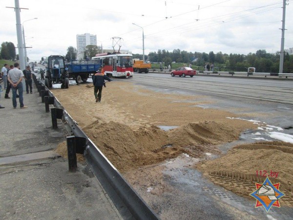 На мосту Блохина в Витебске столкнулись два самосвала. Фото МЧС