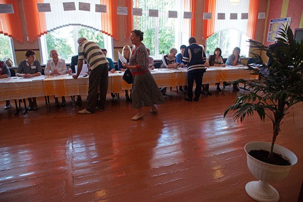 Голосование на парламентских выборах в отдельном райцентре — Чашники. Фото Сергея Серебро