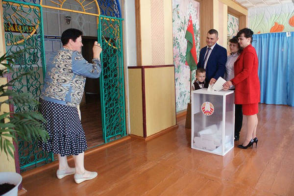 Голосование на парламентских выборах в отдельном райцентре — Чашники. Фото Сергея Серебро