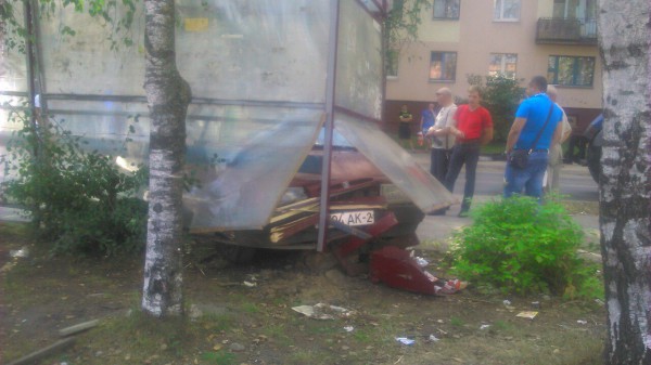 В Витебске «девятка» врезалась в остановку, водитель был пьян. Фото vk.com/plaza24_by