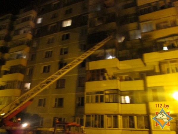 В Витебске из-за горевшего балкона спасателям пришлось выносить женщинуиз квартиры на восьмом этаже. Фото МЧС
