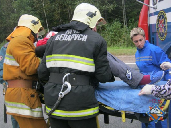 Жительницу Новополоцка, попавшую в ДТП, пришлось деблокировать спасателям. Фото МЧС