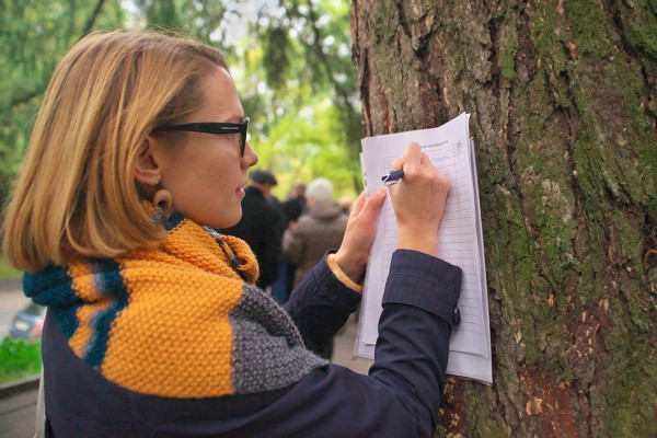 В Витебске собирали подписи против вырубки деревьев в парке Партизанской славы для строительства Софийского собора. Фото Сергея Серебро