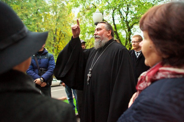 В Витебске собирали подписи против вырубки деревьев в парке Партизанской славы для строительства Софийского собора. Фото Сергея Серебро