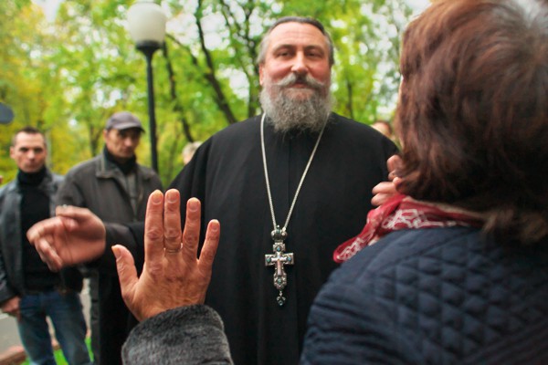 В Витебске собирали подписи против вырубки деревьев в парке Партизанской славы для строительства Софийского собора. Фото Сергея Серебро