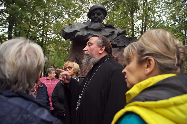 В Витебске собирали подписи против вырубки деревьев в парке Партизанской славы для строительства Софийского собора. Фото Сергея Серебро