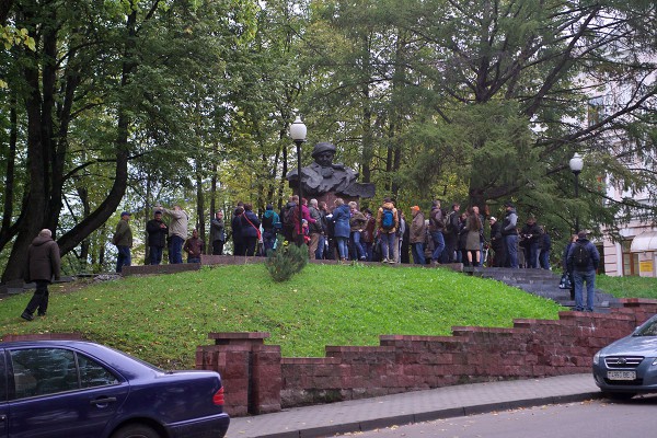 В Витебске собирали подписи против вырубки деревьев в парке Партизанской славы для строительства Софийского собора. Фото Сергея Серебро