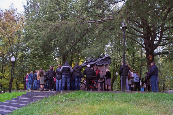 В Витебске собирали подписи против вырубки деревьев в парке Партизанской славы для строительства Софийского собора. Фото Сергея Серебро