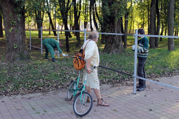 В Витебске на месте строительства Софийского собора в парке Партизанской славы появилось ограждение. Фото Юрия Шепелева