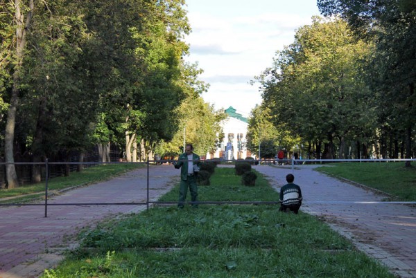 В Витебске на месте строительства Софийского собора в парке Партизанской славы появилось ограждение. Фото Юрия Шепелева