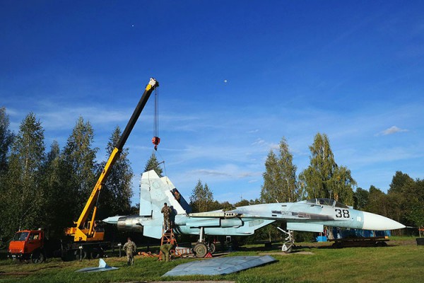 Попавший в ДТП Су-27 установили в аэроклубе имени Горовца под Витебском. Фото Вадима Кондратенкова