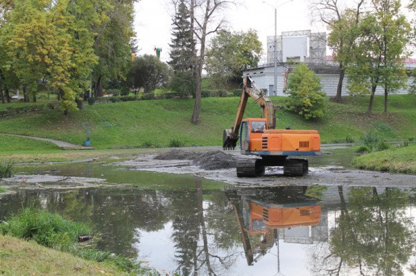 В Витебске началась расчистка русла Витьбы. Фото Юрия Шепелева