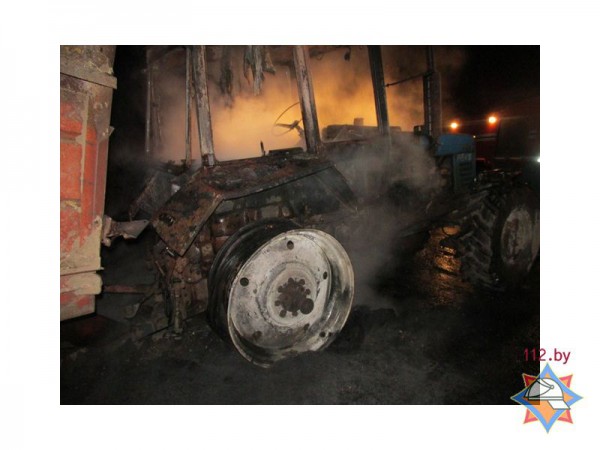 В Дубровенском районе сгорел трактор. Фото МЧС