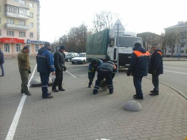 В Полоцке начали демонтаж ограждения недавно открытой велодорожки. Фото Алексея Буховецкого