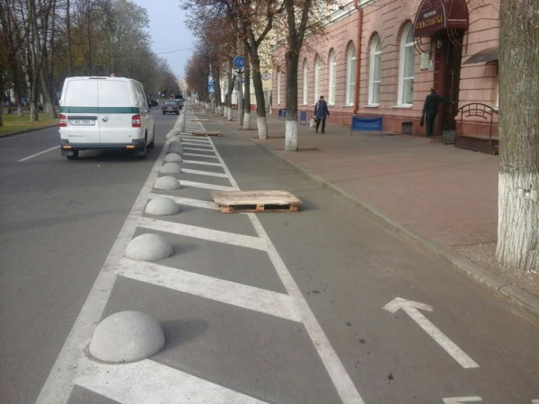 В Полоцке начали демонтаж ограждения недавно открытой велодорожки. Фото Алексея Буховецкого