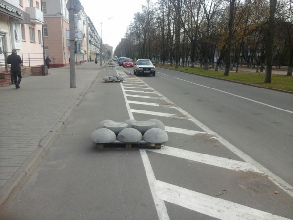 В Полоцке начали демонтаж ограждения недавно открытой велодорожки. Фото Алексея Буховецкого