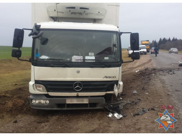 В Чашникском районе легковушка лоб в лоб врезалась в грузовик. Фото МЧС