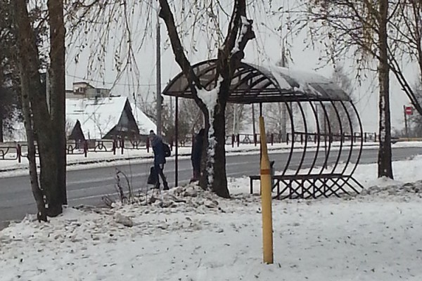 Для единообразия в Витебске ободрали поликарбонат и с целых, и с поврежденных остановок. Courtesy Photo