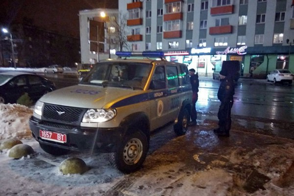 Милицейский автомобиль на местах для инвалидов на одной из стоянок в Полоцке. Фото Вадима Козловского / vk.com/xo4y.debo4ky