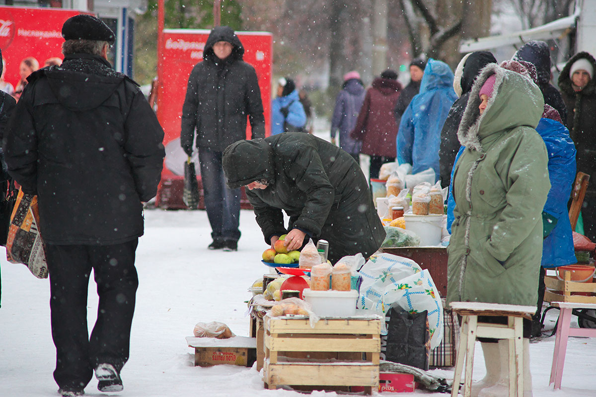 Торговля на минирынке на проспекте Фрунзе во время снегопада. Фото Сергея Серебро