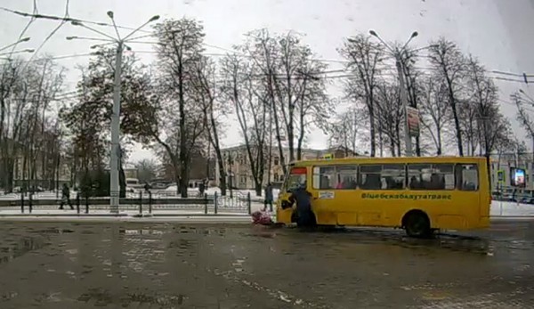 На привокзальной площади в Витебске автобус сбил ребенка. Стоп-кадр из видео