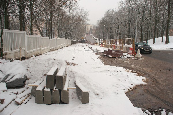 В канун Нового года в Витебске начали ремонт тротуара на улице Доватора. Фото Сергея Серебро
