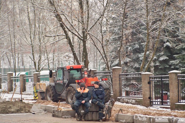 В канун Нового года в Витебске начали ремонт тротуара на улице Доватора. Фото Сергея Серебро