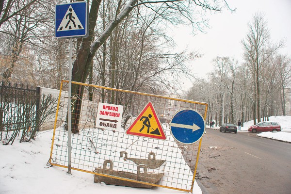 В канун Нового года в Витебске начали ремонт тротуара на улице Доватора. Фото Сергея Серебро