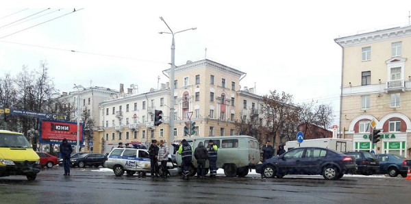 В Витебске на улице Кирова рядом с мостом столкнулись четыре машины, в том числе милиции и медпомощи. Фото из Вконтакте