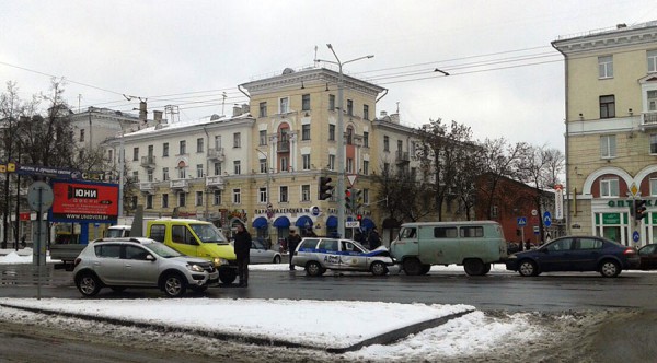 В Витебске на улице Кирова рядом с мостом столкнулись четыре машины, в том числе милиции и медпомощи. Фото из Вконтакте