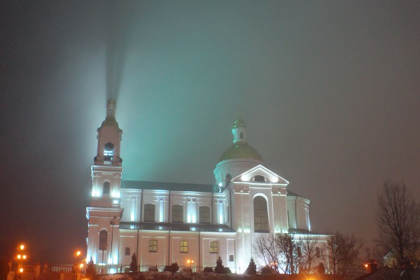 Туман над Свята-Успенскім саборам у Віцебску. Фота Сержука Серабро