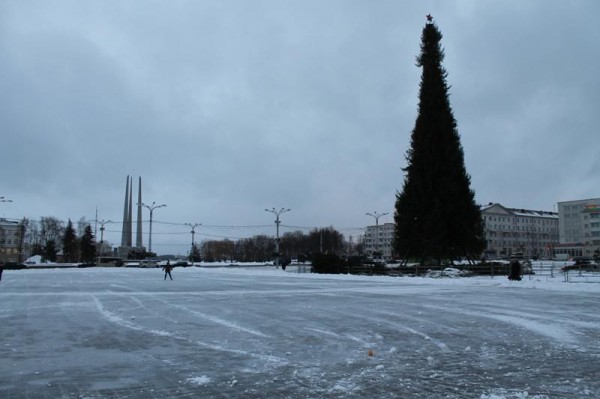 В Витебске на площади Победы залили катки. Фото Юрия Шепелева