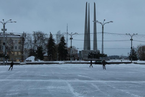 В Витебске на площади Победы залили катки. Фото Юрия Шепелева