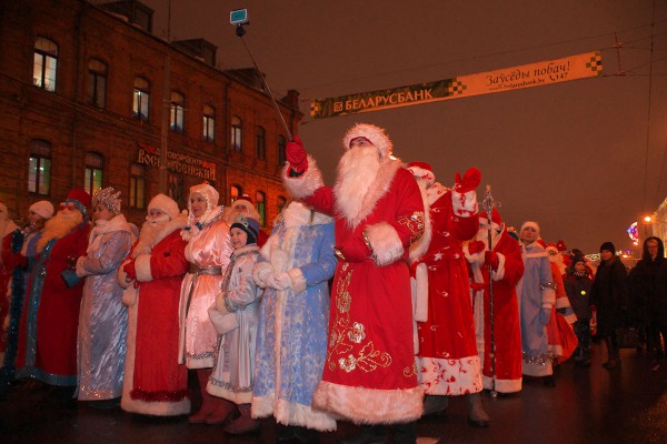 Почти полтысячи Дедов Морозов и Снегурочек прошли парадом по центральной улице Витебска. Фото Сергея Серебро