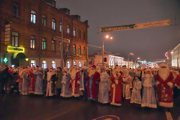 Почти полтысячи Дедов Морозов и Снегурочек прошли парадом по центральной улице Витебска. Фото Сергея Серебро