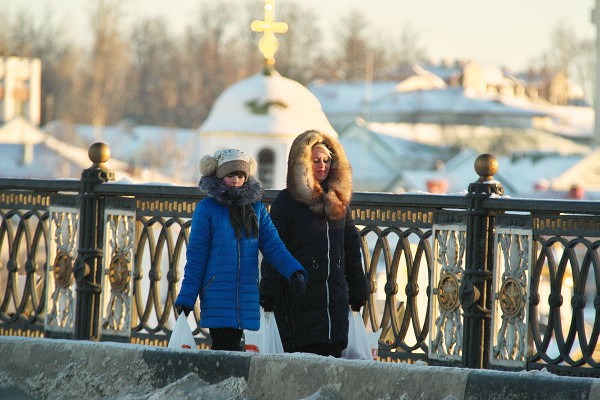 Прохожие на Кировском мосту через Двину в Витебске. Фото Сергея Серебро