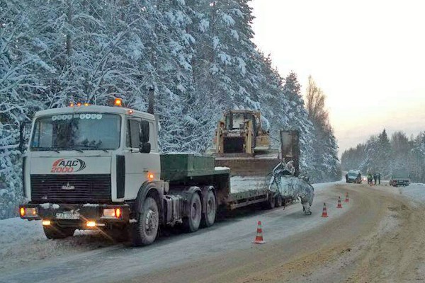 В Ушачском районе маршрутка врезалась в бульдозер, который везли на трейлере, погиб пассажир. Фото УСК по Витебской области