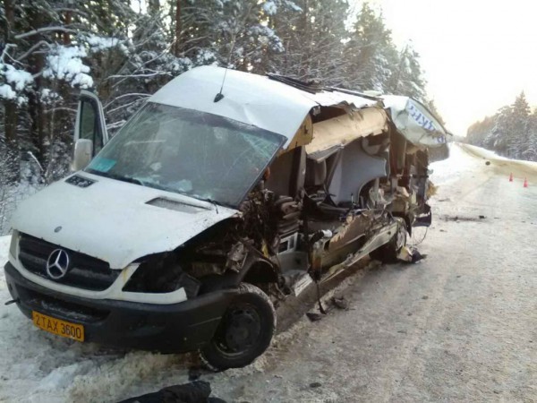 В Ушачском районе полоцкая маршрутка врезалась в бульдозер, который везли на трейлере, погиб пассажир. Фото УВД