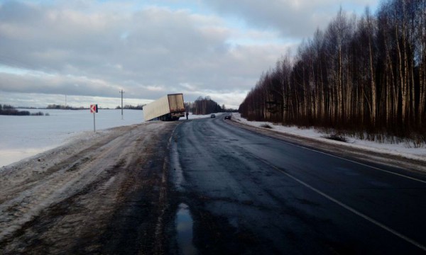 В Верхедвинском районе польская фура врезалась в «Волгу». Фото ГАИ