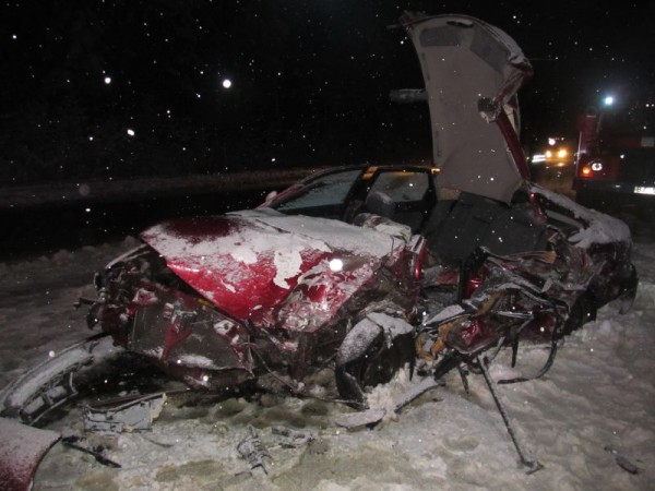 В Лепельском районе семья из Минска на «Mazda 626» влетела под фуру, водитель легковушки погибла. Фото УВД Витебского облисполкома