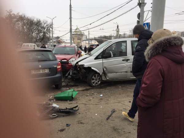 В Витебске на площади Свободы микроавтобус сбил четырех пешеходов. Фото Нетипичный Витебск