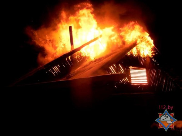 В Полоцке сгорел четырехквартирный дом. Фото МЧС