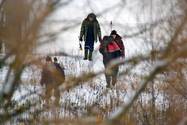 жиотаж вокруг подледного лова на Двине в Витебске. Фото Сергея Серебро