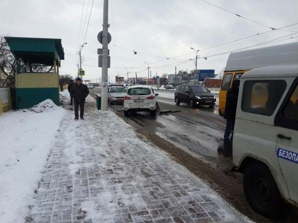 Водителя, сбившего в Витебске остановку, медики передали ГАИ голым. Фото ВК