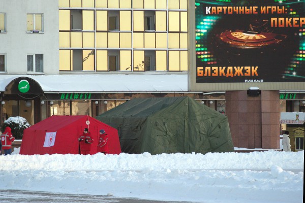 На площади Победы в Витебске развернули палатки для обогрева замерзающих. Фото Сергея Серебро