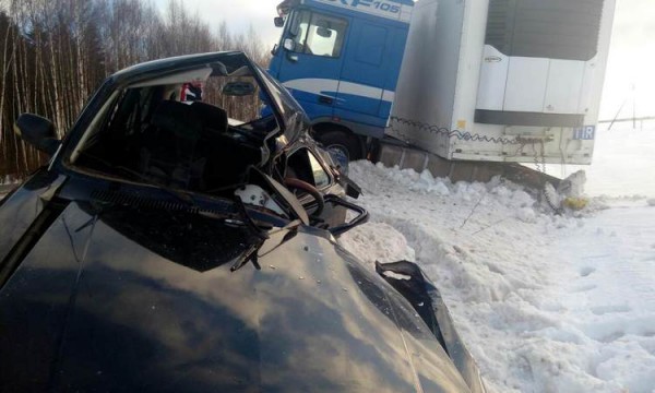 В Верхедвинском районе польская фура врезалась в «Волгу». Фото ГАИ