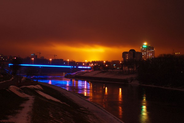 Свет из теплиц подсвечивает в Витебске облака. Фото Сергея Серебро