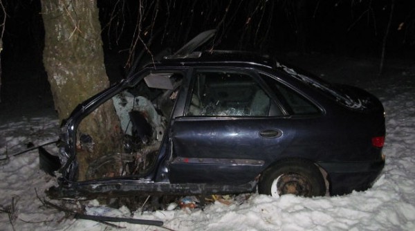 В Оршанском районе лицеист на «Renault Laguna» врезался в дерево, погиб его пассажир. Фото ГАИ УВД Витебского облисполкома