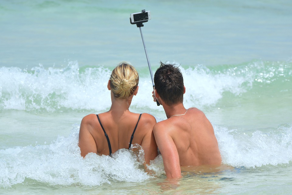 Селфи, море, пара, смартфон, отдых, курорт. Фото pixabay.com