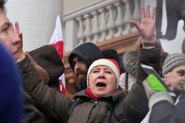 Татьяна Северинец выступает во время марша протеста против декрета №3 в Витебске. Фото Сергея Серебро